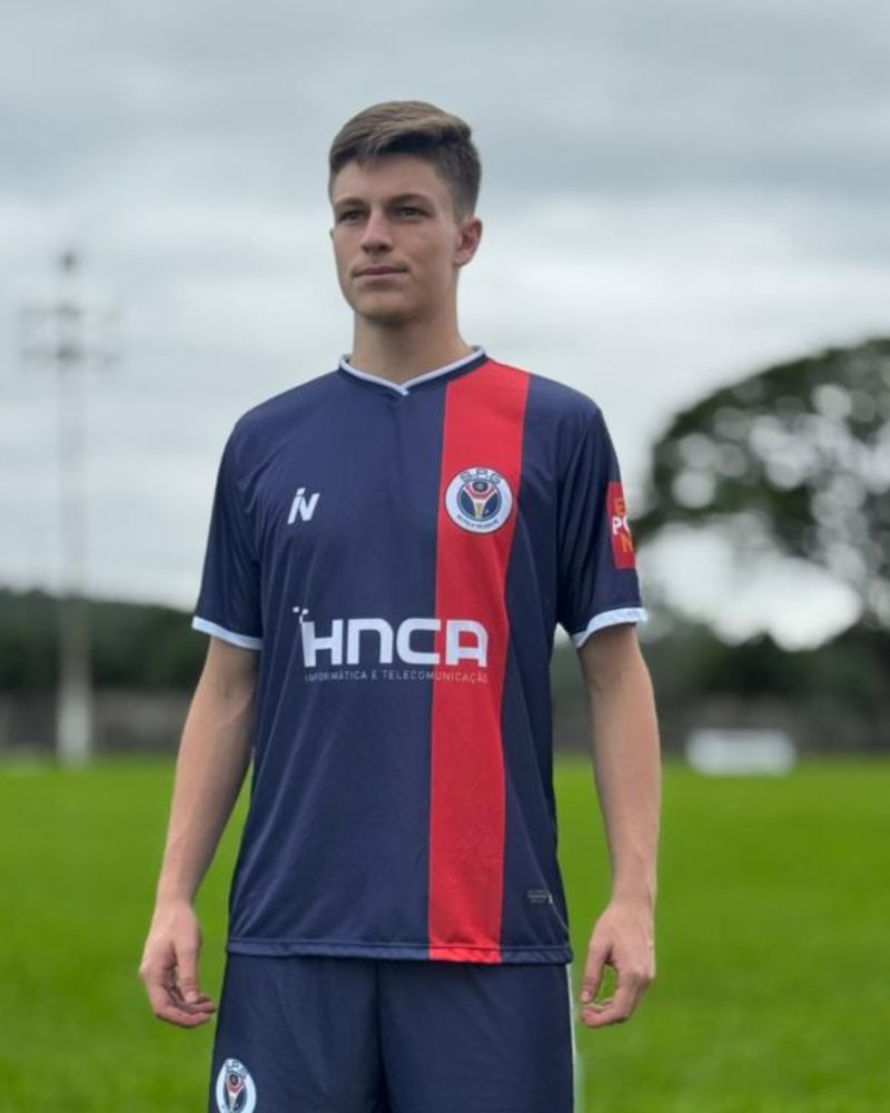 Atleta com uniforme de futebol sublimado, camisa e calção
