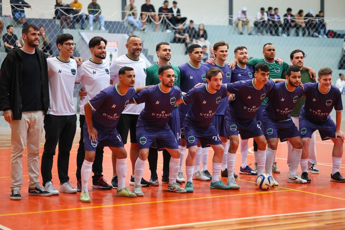 Foto do time vestindo o uniforme