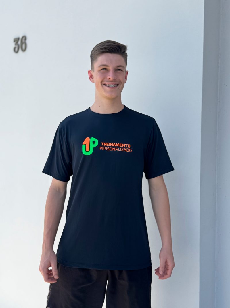 Aluno com camiseta de treino personalizada