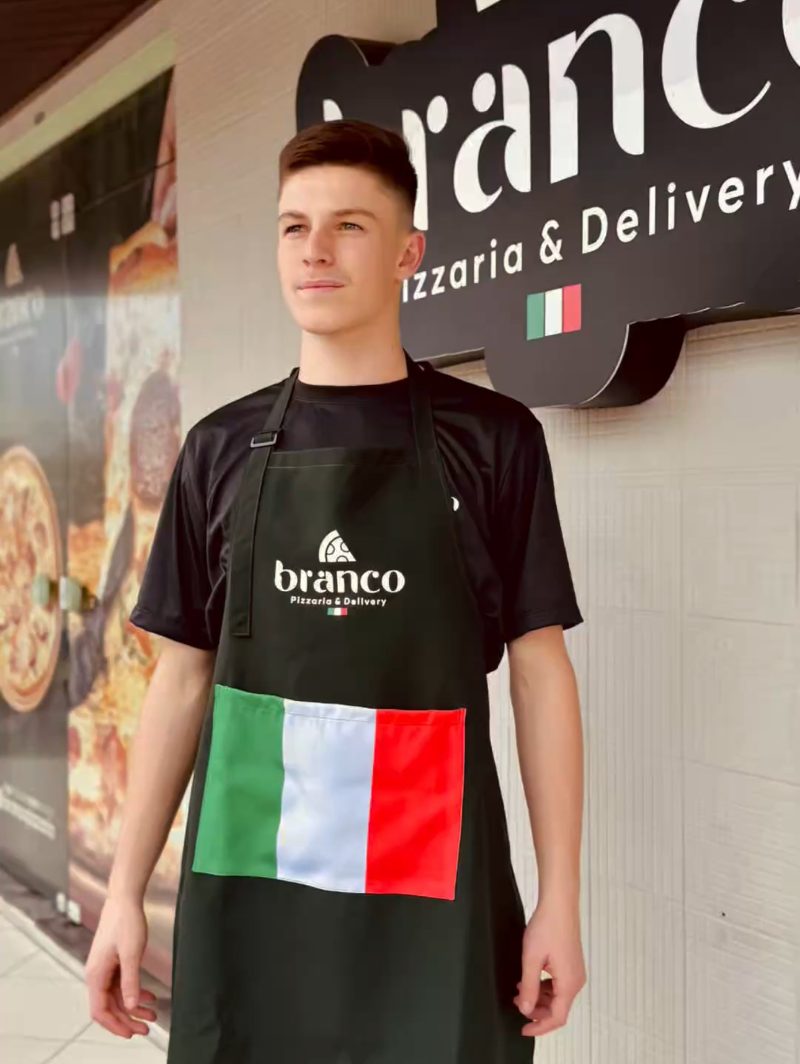 Colaborador de pizzaria com avental personalizado