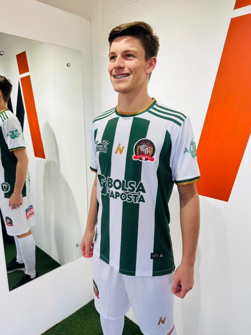 Atleta com uniforme de futebol listrado sublimado